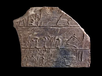 Fragment einer Linear-B-Tafel (Keramik)